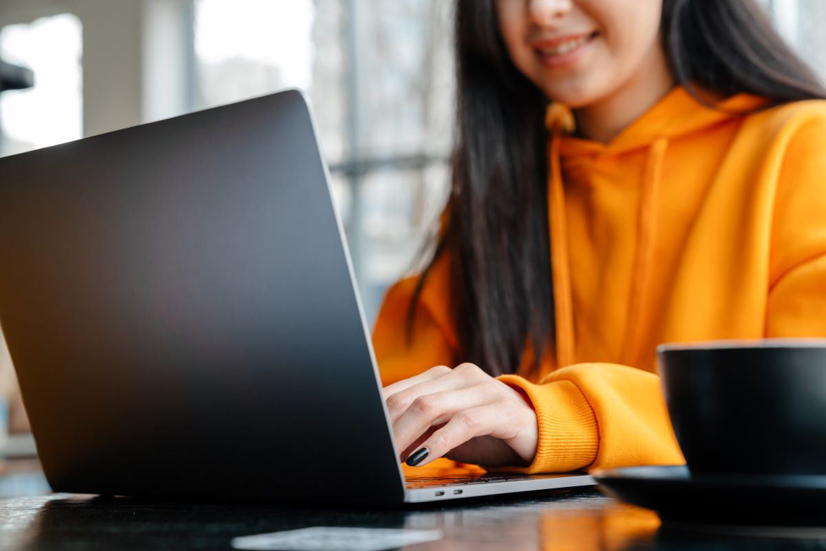 Czy można zdecydować się na pójście do pracy w bluzie?