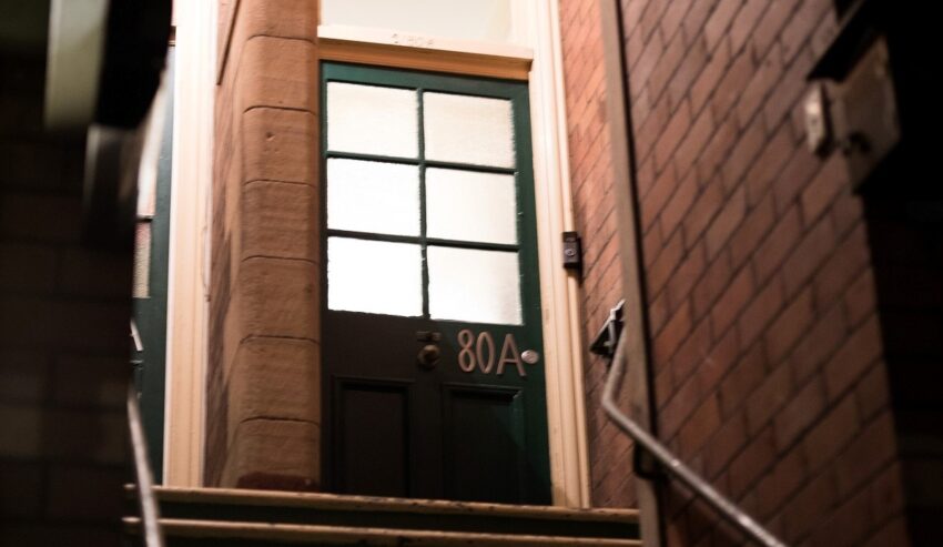 Drzwi wewnątrzklatkowe z szybą - dla kogo takie rozwiązanie?