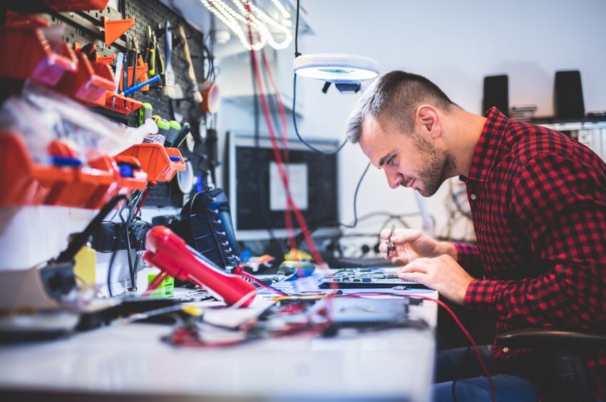 Jak skuteczna obsługa posprzedażowa poprawia jakość usług naprawy sprzętu elektronicznego