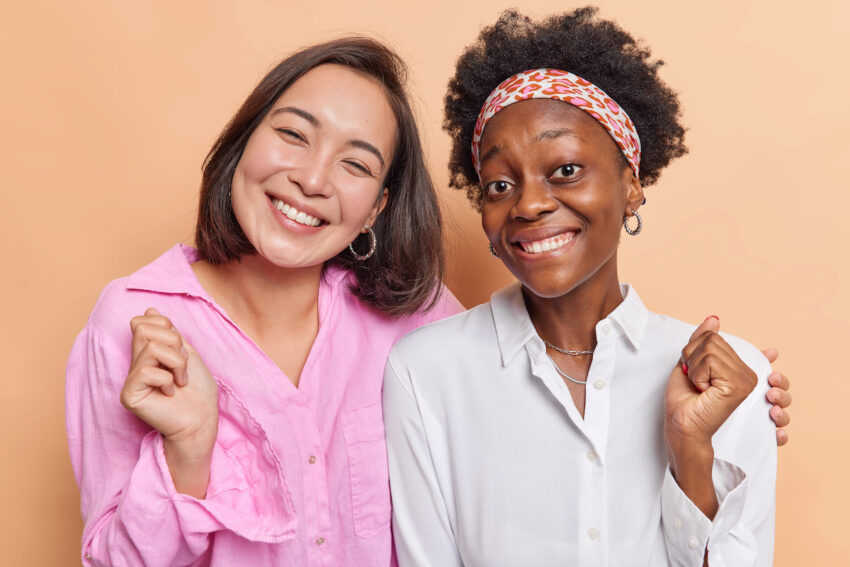 Jak stylizować koszule damskie na elegancko i na co dzień?